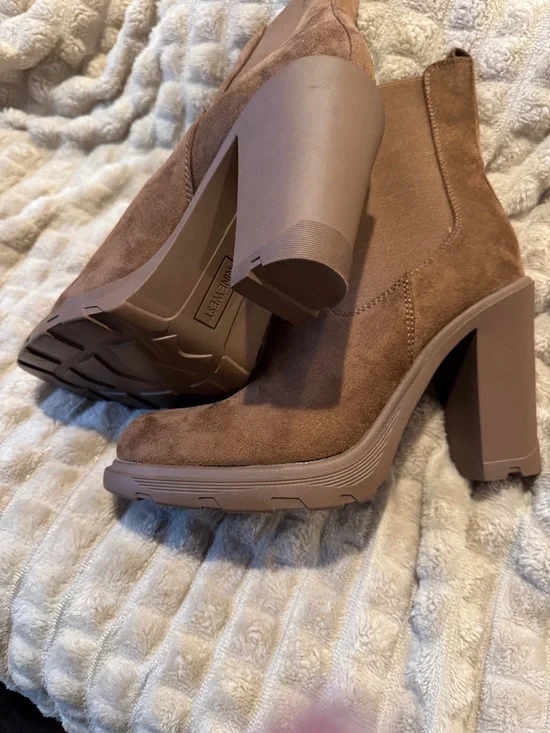 NINE WEST Women’s Brown Suede Platform Chelsea Boots - Picture 2 of 3